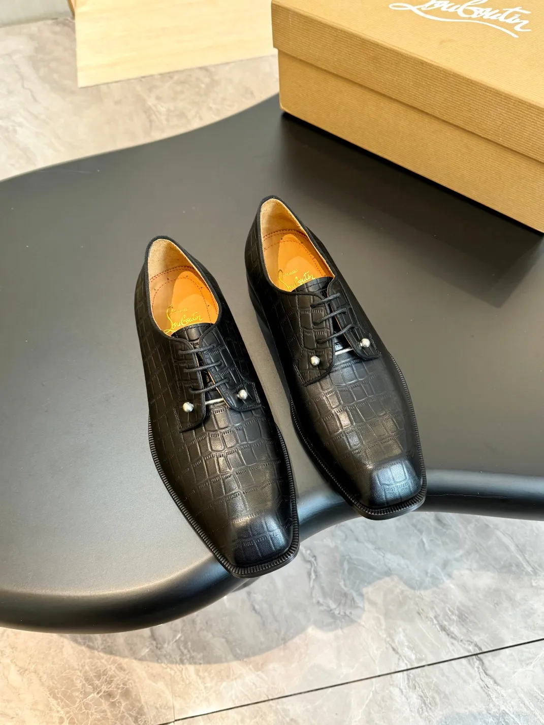 [CL red sole shoes] Top P: 1020💰 Size 39-44 (⚠️38.45.46.47 custom-made, non-returnable and non-exchangeable) 🆑High-end men's business formal leather shoes, original authentic top quality goods ••✅💯 Top original order purchasing agent! Original imported patterned cowhide ➕Imported cowhide lining ➕Cowhide feet ➕Original leather outsole~🉑️Feel free to compare the authentic ones!